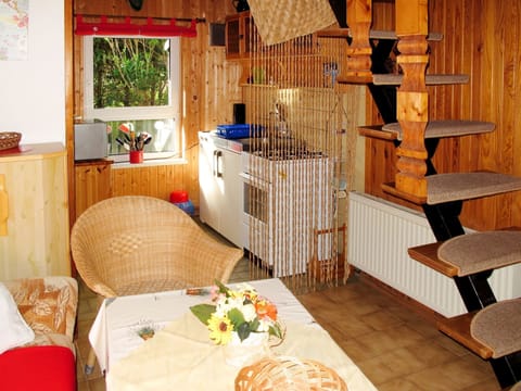 Room, Property, Furniture, Interior Design, Building, House, Floor, Table, Home, Cottage