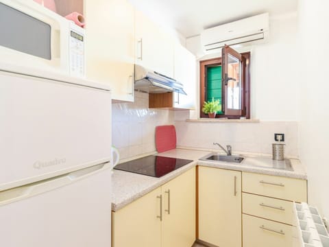 Cabinetry, Countertop, Tap, Sink, Property, Building, Kitchen Sink, Kitchen, Drawer, Plumbing Fixture