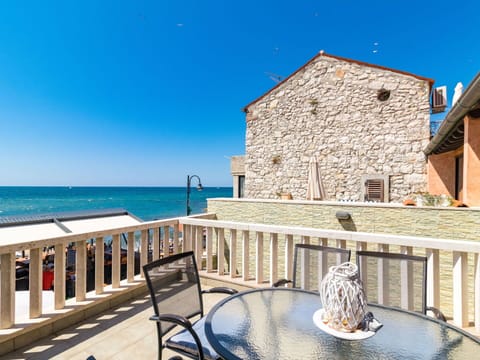 Sky, Building, Daytime, Property, Water, Azure, Blue, Lighting, Seaside Resort, Wood