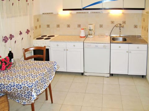 Kitchen Sink, Cabinetry, Countertop, Property, Sink, Tap, Table, Furniture, Plumbing Fixture, Kitchen Stove