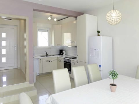 Room, Bathroom, Property, Interior Design, Furniture, Ceiling, Building, Floor, Sink, House