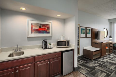 Studio, 1 King Bed, Refrigerator & Microwave (Wet Bar) | Minibar