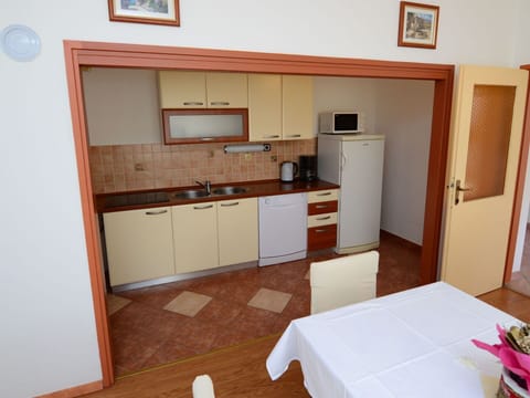 Sky, Mountain, Plant, Plant Community, Tree, Natural Environment, Larch, Natural Landscape, Highland, Slope