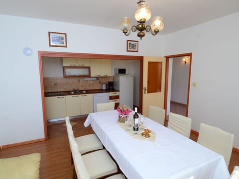 Sky, Mountain, Plant, Plant Community, Tree, Natural Environment, Larch, Natural Landscape, Highland, Slope