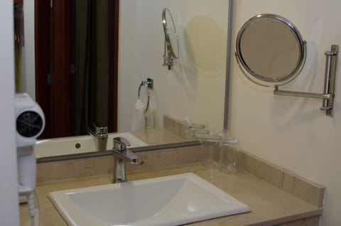 Standard Room, 2 Twin Beds, Non Smoking | Bathroom | Hair dryer, towels