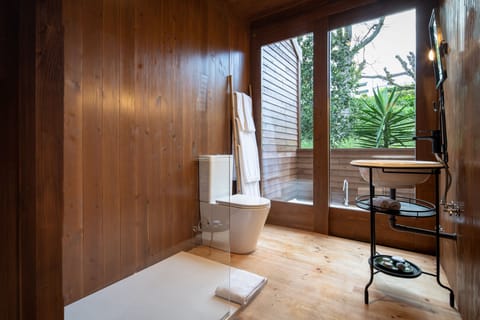 Exclusive Loft | Bathroom | Free toiletries, hair dryer, towels, soap