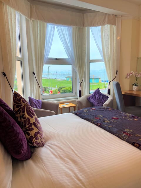 Superior Double Room, Ensuite, Sea View (Bath and shower )