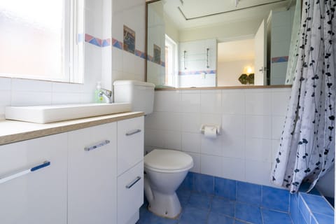 Deluxe Apartment, 1 Bedroom | Bathroom | Shower, rainfall showerhead, hair dryer, towels
