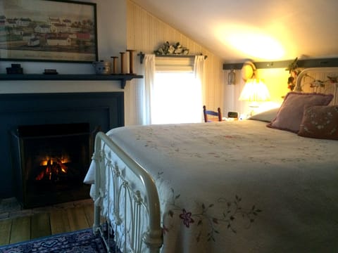 Standard Room, 1 Queen Bed, Private Bathroom | Living area | Flat-screen TV, fireplace, Netflix