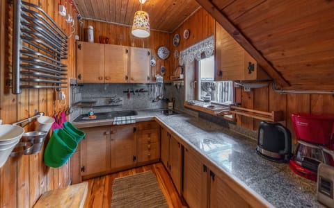 Cabin, 3 Bedrooms | Private kitchen | Stovetop, coffee/tea maker, electric kettle, highchair