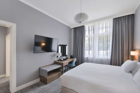 Desk, laptop workspace, iron/ironing board, free WiFi