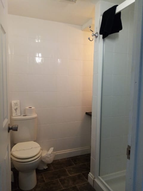 Standard Double Room, Ensuite | Bathroom | Towels