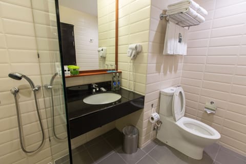 Family Room | Bathroom | Free toiletries, hair dryer, bathrobes, slippers