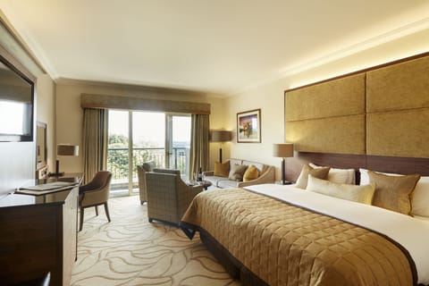 Signature Room, 1 King Bed, Balcony | Premium bedding, minibar, in-room safe, desk
