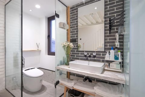 Suite | Bathroom | Shower, free toiletries, towels, soap