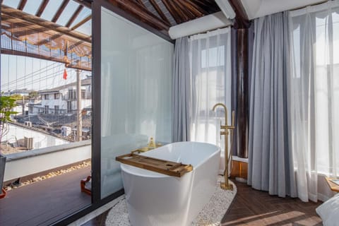 Suite | Deep soaking bathtub