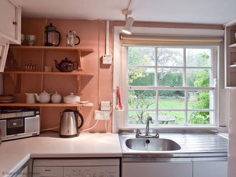 Cottage | Private kitchen | Fridge, microwave, oven, stovetop