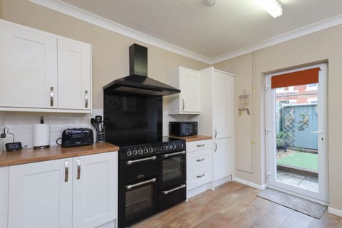 Cottage | Private kitchen | Oven, stovetop, dishwasher, highchair