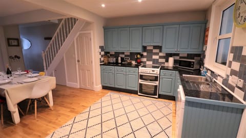 Cottage | Private kitchen | Oven, stovetop, dishwasher, highchair