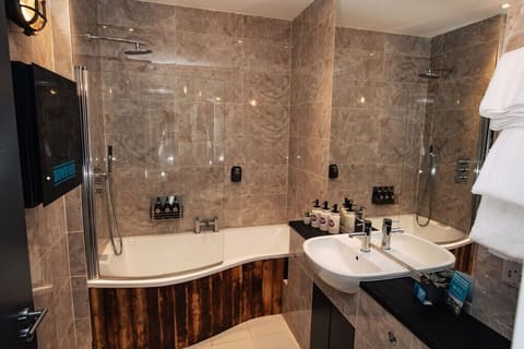 Exclusive Studio Suite | Bathroom | Combined shower/tub, free toiletries, bathrobes, heated floors