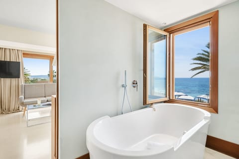 Studio Suite, Private Pool, Sea View | Bathroom | Shower, rainfall showerhead, eco-friendly toiletries, hair dryer