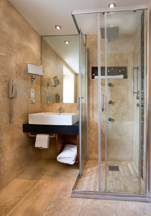 Combined shower/tub, hair dryer, towels