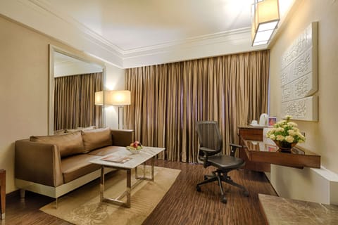 Suite, 1 King Bed, Smoking | Premium bedding, free minibar items, in-room safe, desk