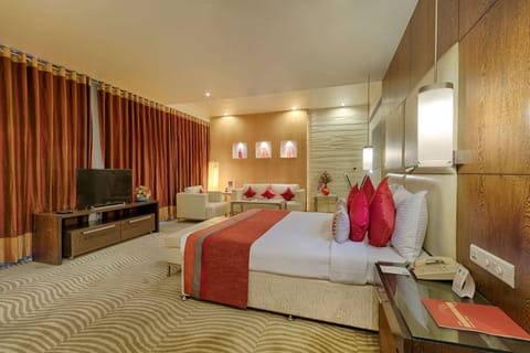 Suite, 1 King Bed, Smoking | Premium bedding, free minibar items, in-room safe, desk