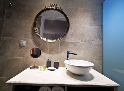 Luxury Double or Twin Room | Bathroom | Shower, free toiletries, hair dryer, towels