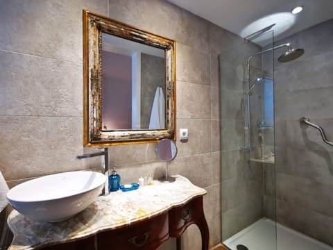 Luxury Double or Twin Room | Bathroom | Shower, free toiletries, hair dryer, towels