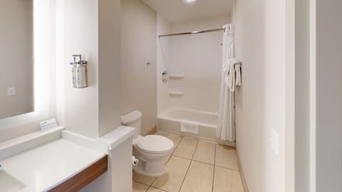 Standard Room, 1 King Bed (Leisure) | Bathroom | Free toiletries, hair dryer, towels