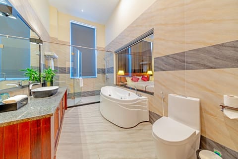 Grand Suite | Bathroom | Separate tub and shower, rainfall showerhead, free toiletries