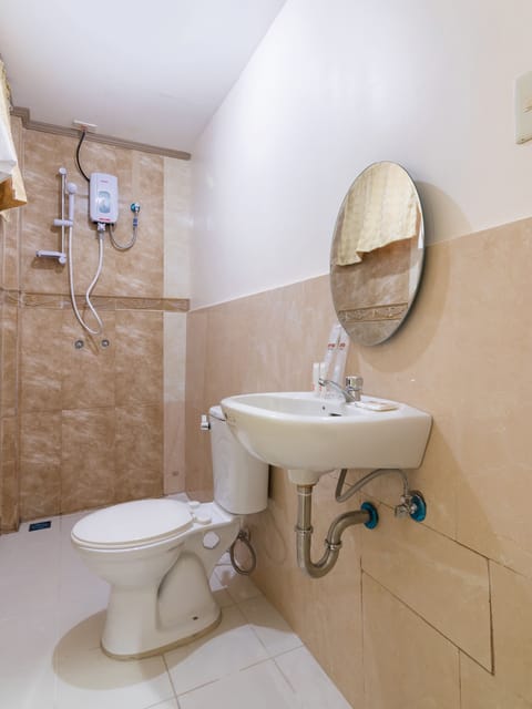 Suite | Bathroom | Shower, free toiletries, bidet, towels