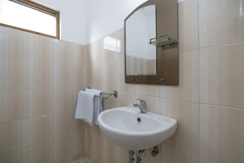 Deluxe Double Room | Bathroom sink