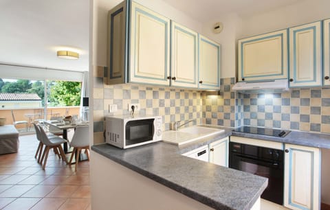 Whip up a snack in the kitchenette.