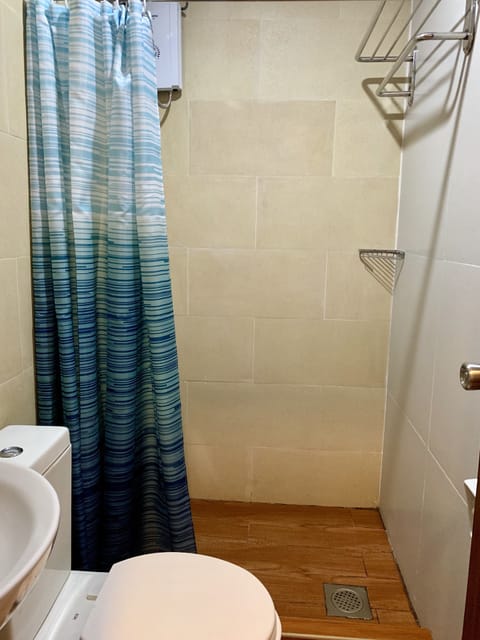 Double Room | Bathroom | Shower, free toiletries, towels