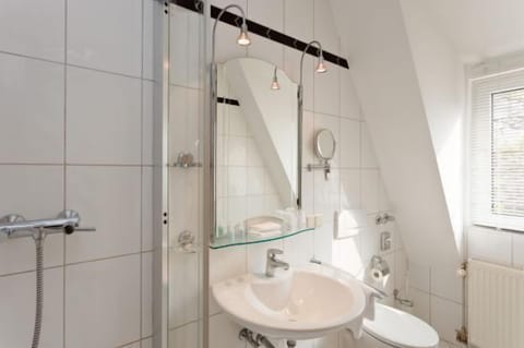 Business Single Room | Bathroom | Hair dryer, towels