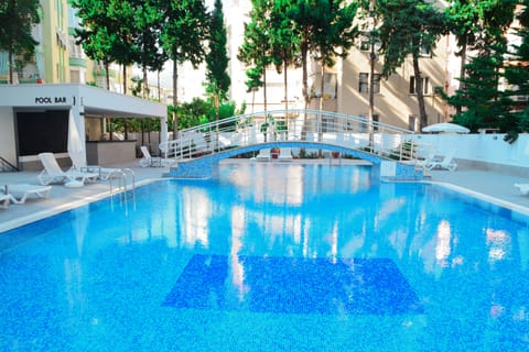 2 outdoor pools, free cabanas, pool umbrellas