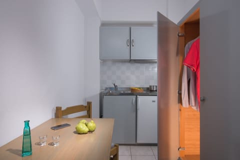 Studio | Private kitchenette | Fridge, stovetop, coffee/tea maker, electric kettle