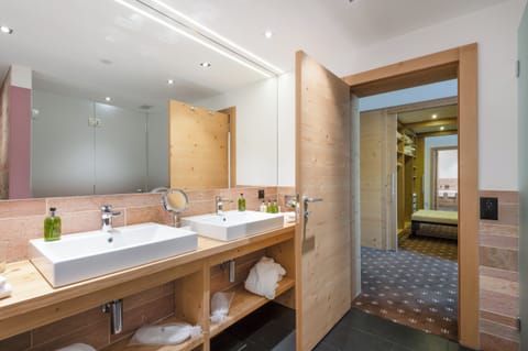 Junior Suite (Alpine) | Bathroom | Rainfall showerhead, free toiletries, hair dryer, bathrobes