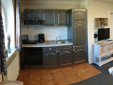 Standard Apartment, 1 Bedroom (Nebenhaus) | Private kitchen | Fridge, microwave, stovetop, electric kettle