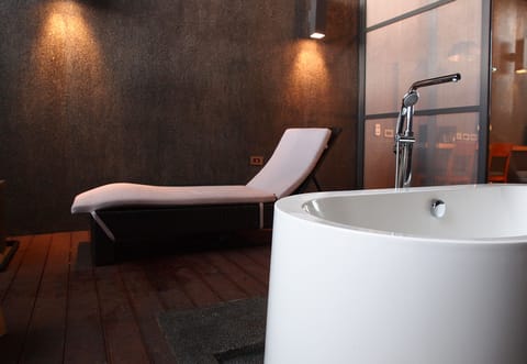 Comfort Villa | Bathroom | Shower, designer toiletries, hair dryer, slippers