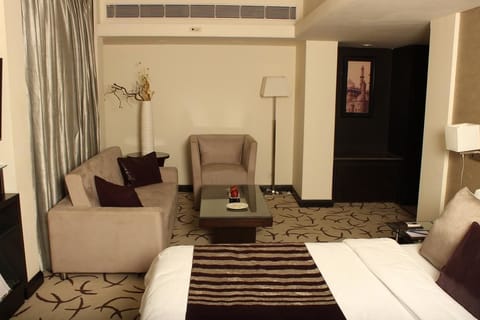 Suite | Minibar, in-room safe, desk, iron/ironing board