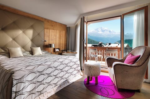 Hypo-allergenic bedding, down comforters, minibar, in-room safe