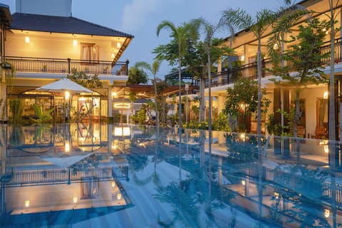 Indoor pool, sun loungers