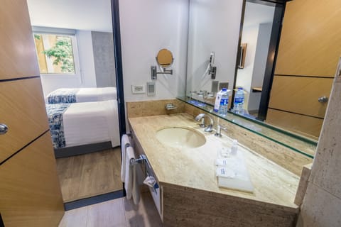 Standard Twin Room | Bathroom | Shower, rainfall showerhead, designer toiletries, hair dryer