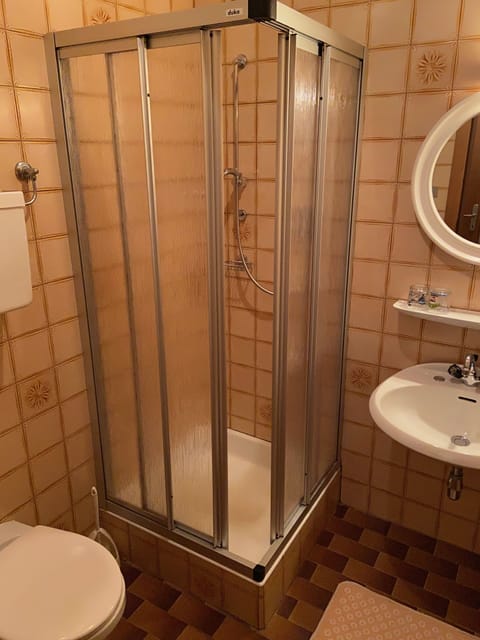 Classic Triple Room | Bathroom | Hair dryer, towels, soap, toilet paper