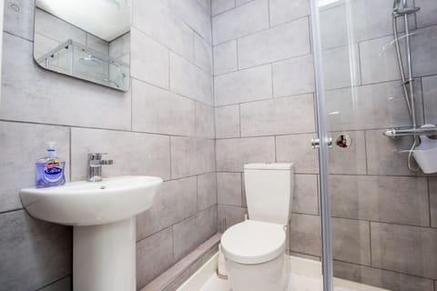 Double Room (Liliac) | Bathroom | Shower, rainfall showerhead, free toiletries, hair dryer