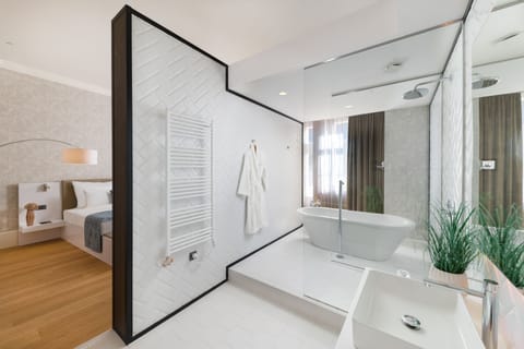 Presidential suite with Danube view | Bathroom | Rainfall showerhead, free toiletries, hair dryer, towels