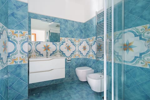 Signature Room | Bathroom | Shower, free toiletries, hair dryer, bathrobes